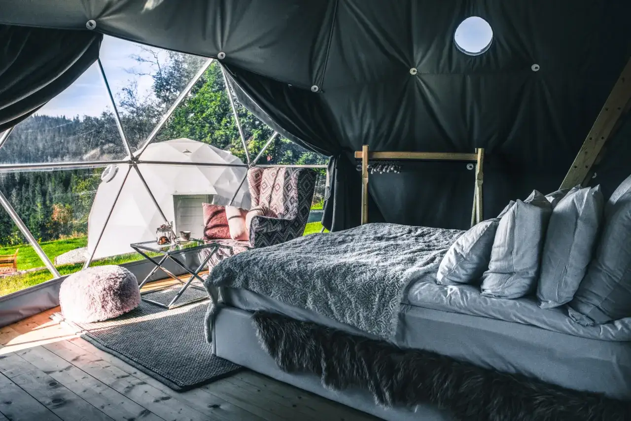 Komfortowy glamping w Bukowinie Tatrzańskiej. Przytulne wnętrze kopuły z widokiem na g&oacute;ry i inne namioty.