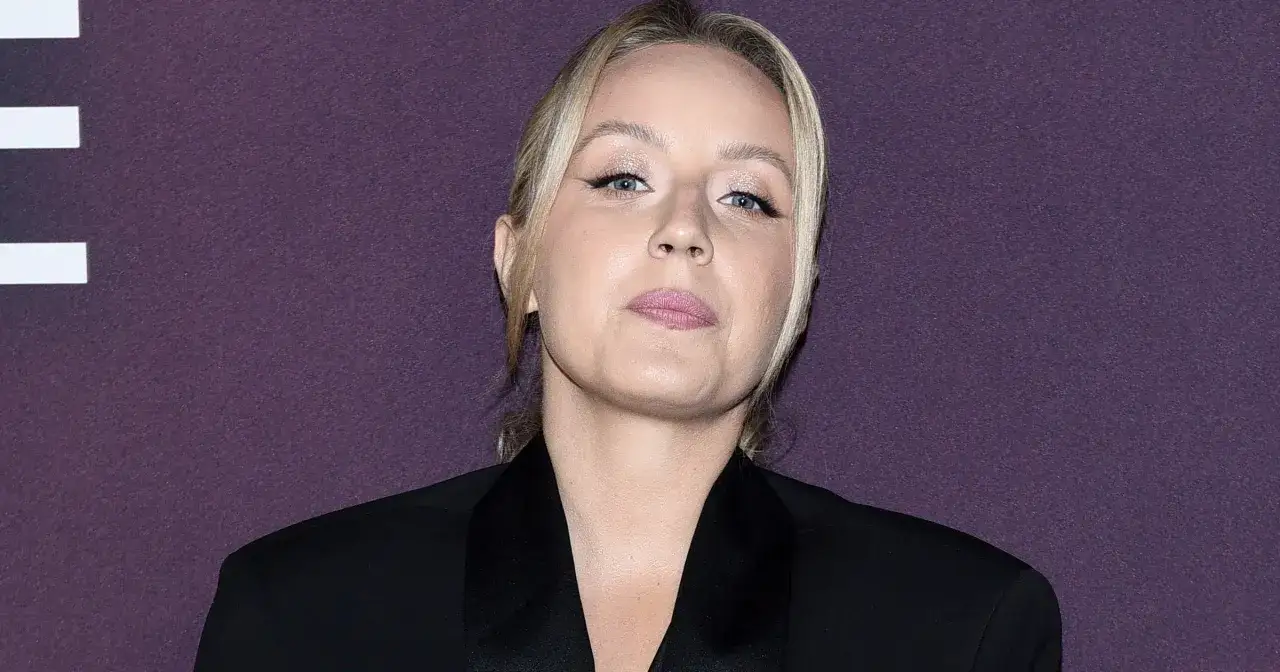 Sandra Hajduk, wiek nieznany, w czarnym żakiecie z błyszczącym kołnierzem, z makijażem podkreślającym oczy.