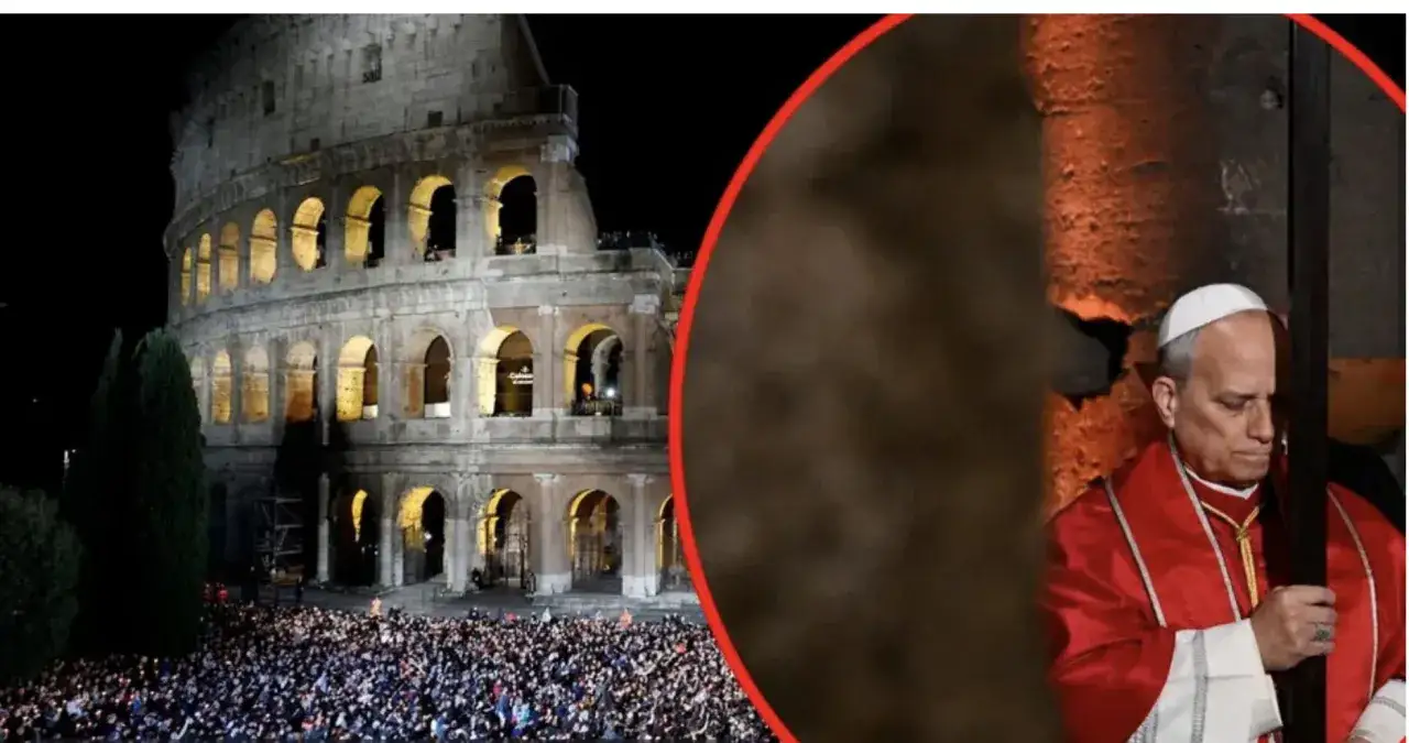 Papież niesie krzyż podczas Drogi Krzyżowej przy Koloseum. Tłum wiernych z płonącymi świecami.