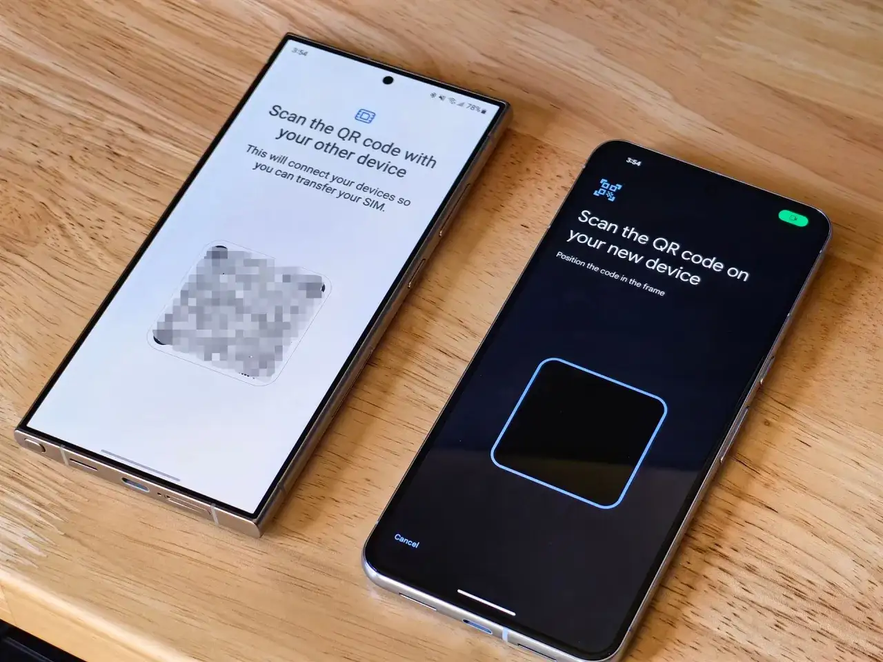 Dwa telefony Motorola obok siebie. Jeden wyświetla instrukcję 