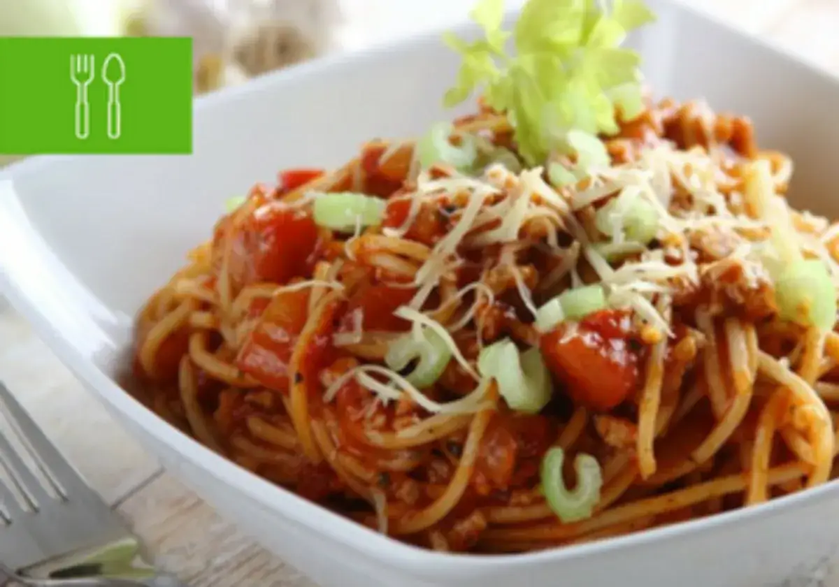 Pyszne spaghetti bolognese z pomidorami i serem. Idealne danie, gdy zastanawiasz się, co zrobić z makaronem spaghetti.
