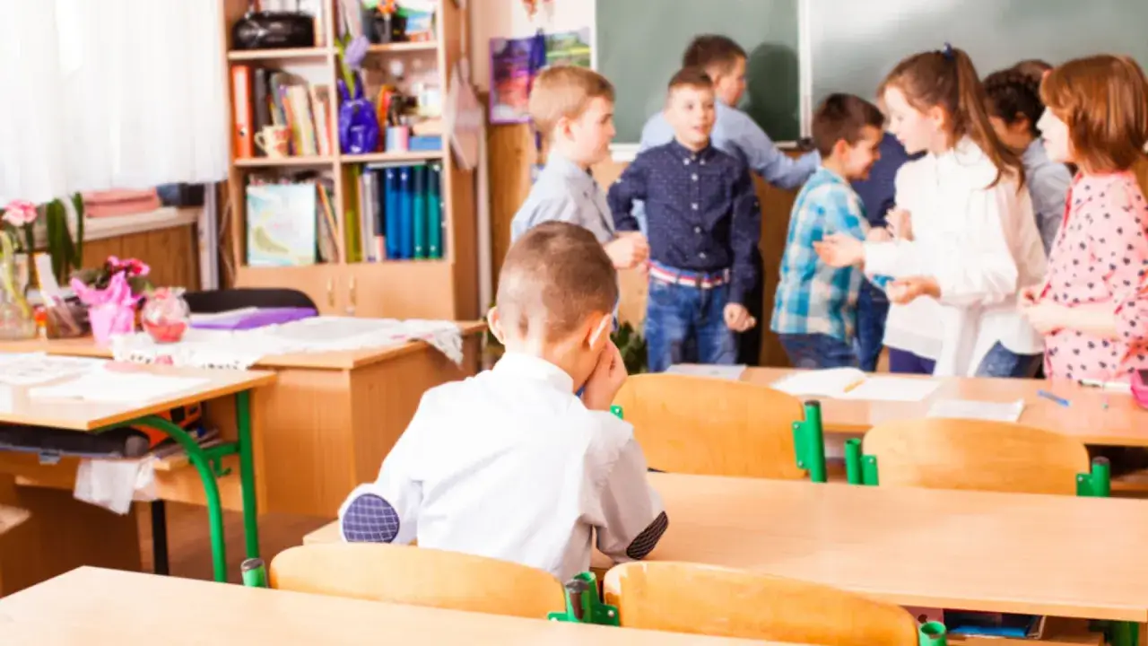 Chłopiec z aspergerem w szkole, odizolowany od grupy rówieśników, czuje się samotny.