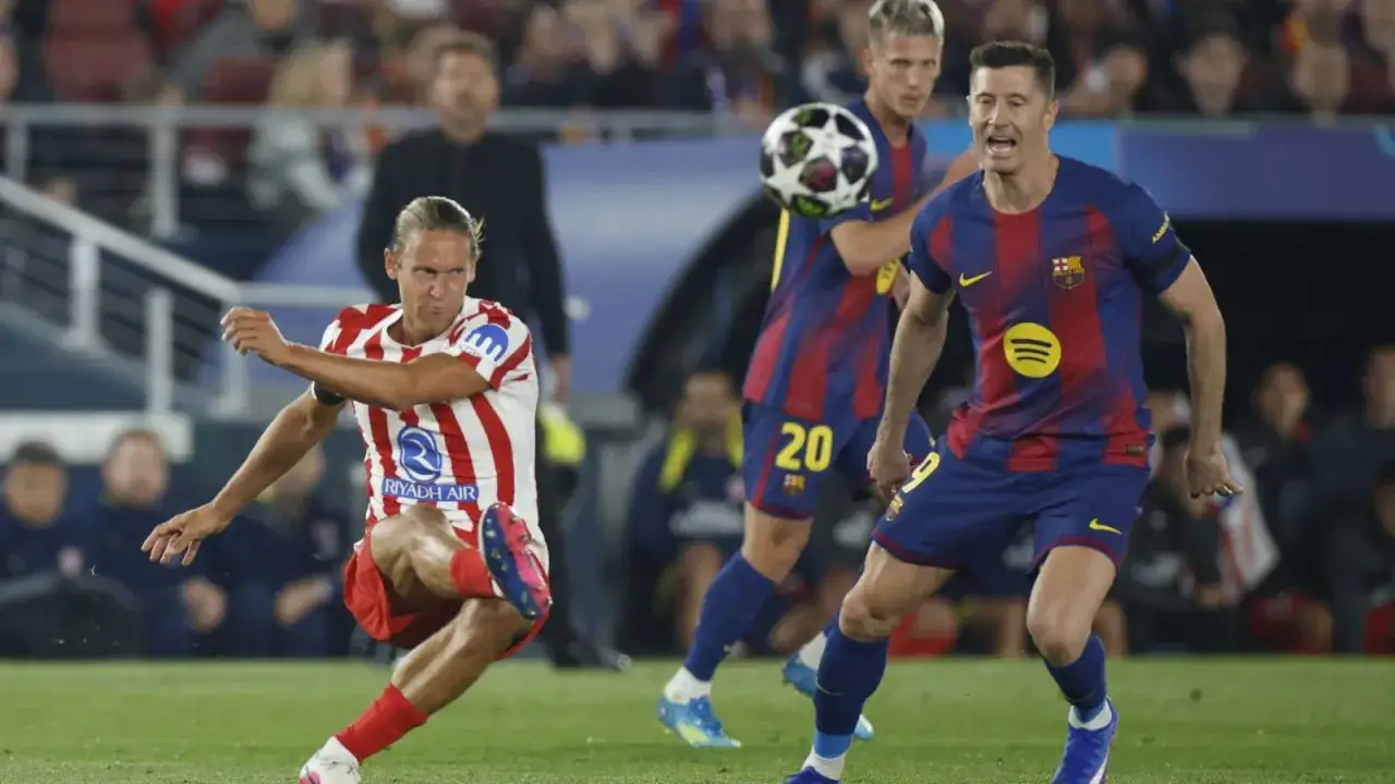 Piłkarz w czerwono-białej koszulce strzela gola, a Lewandowski w tle. Gdzie oglądać liga mistrzów?