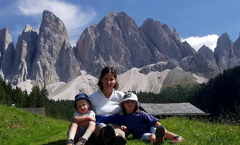 Familie mit Kindern auf einem gut ausgebauten Wanderweg auf einem Berg mit Aussicht