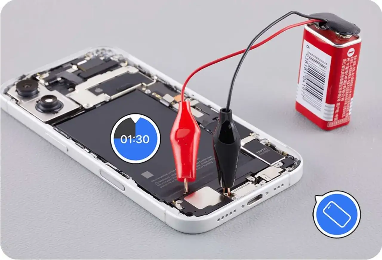 Czy przy wymianie baterii resetują telefon? Telefon z otwartą obudową, podłączona bateria 9V. Zegar pokazuje 01:30.