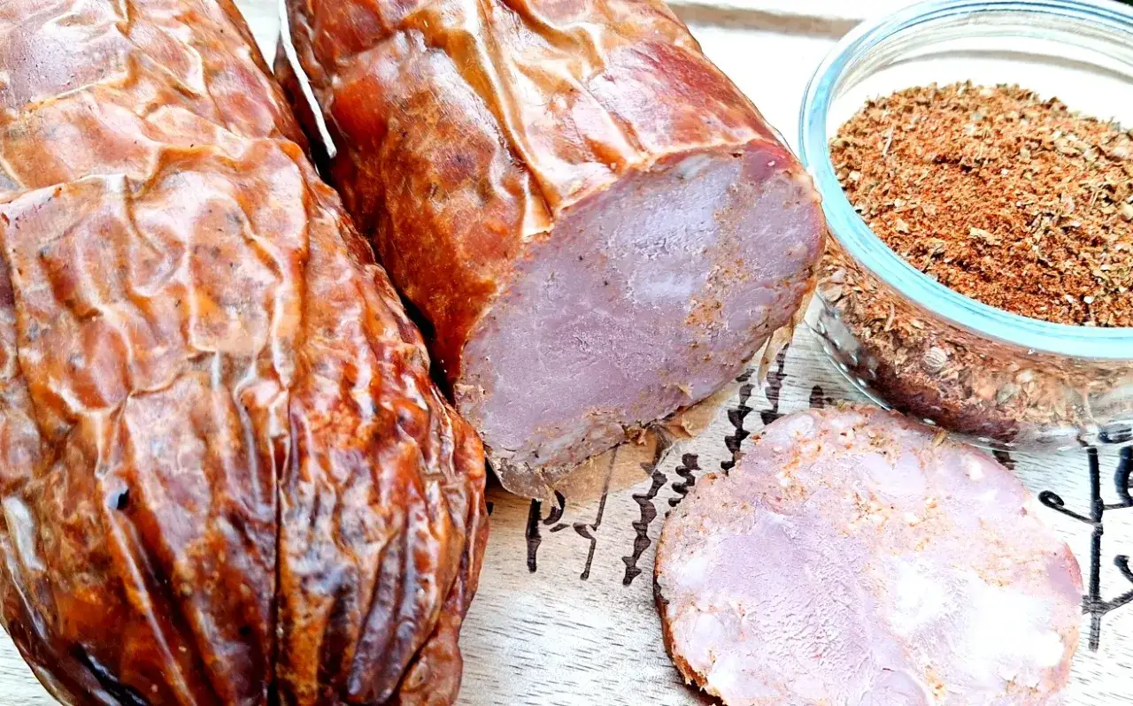 Pieczona kiełbasa krakowska w piekarniku