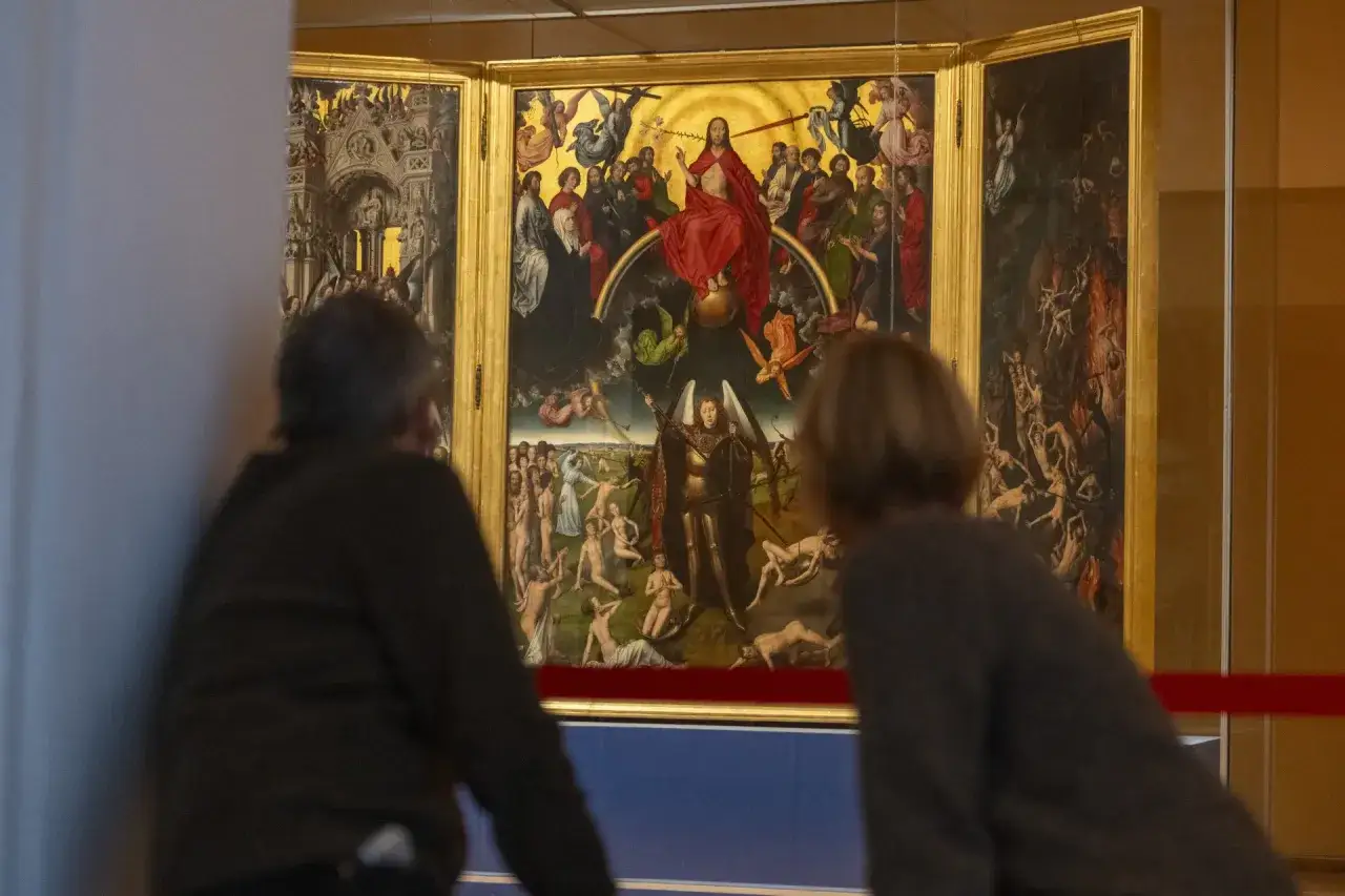 Odwiedzający podziwiają tryptyk z sądem ostatecznym w muzeum sztuki dawnej Gdańsk.