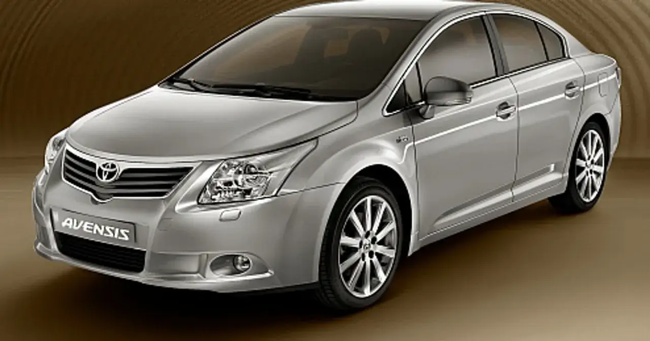 Srebrny sedan Toyota Avensis, idealny do rodzinnych podróży. Sprawdź jego dane techniczne!