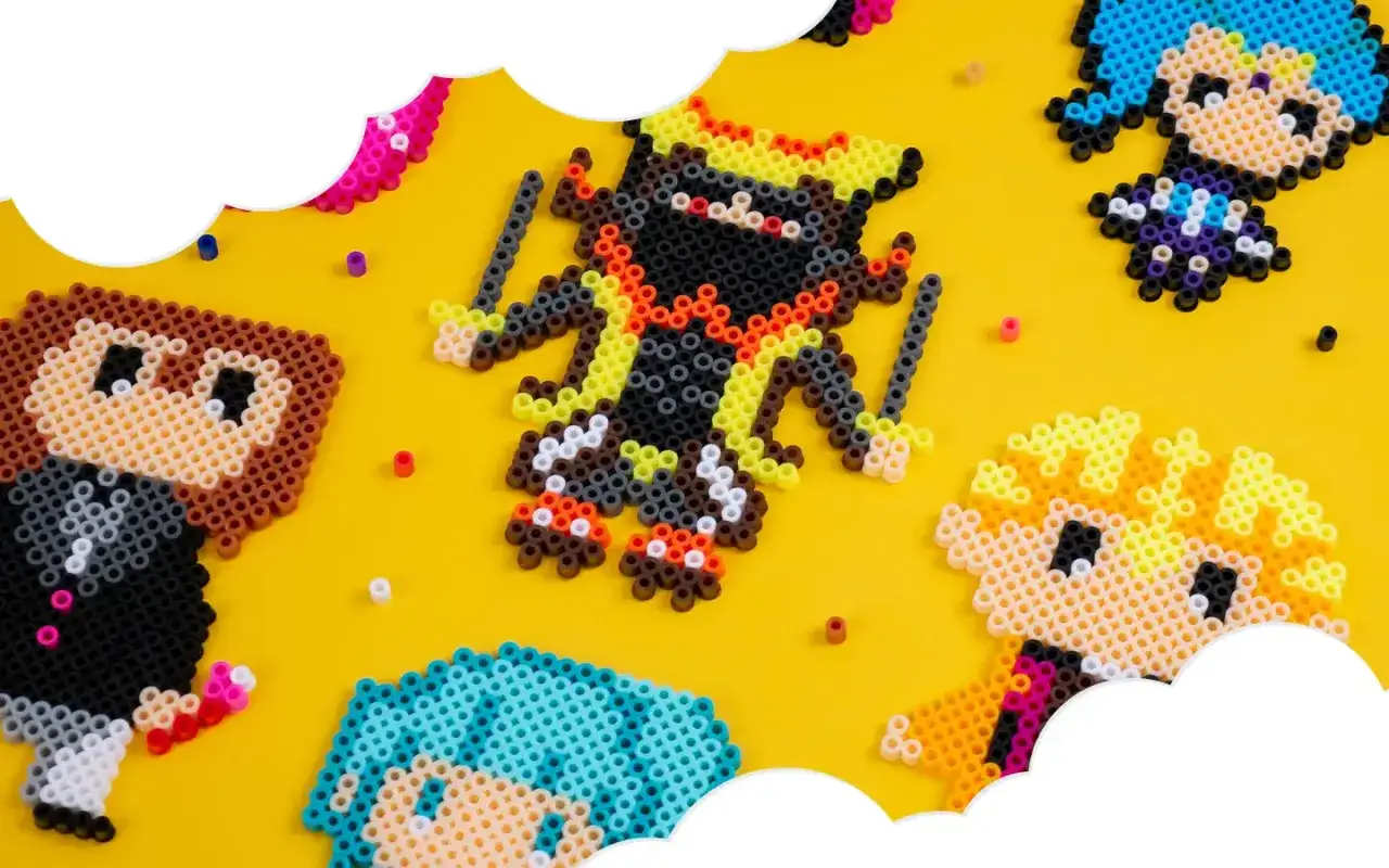 Kolorowe koraliki do prasowania wzorów tworzą postacie z gier i anime.