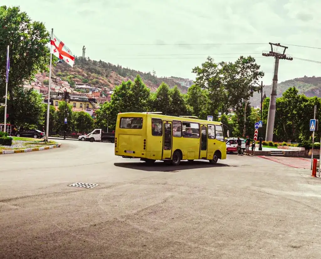 Trudne warunki drogowe w Gruzji lub brawurowy styl jazdy