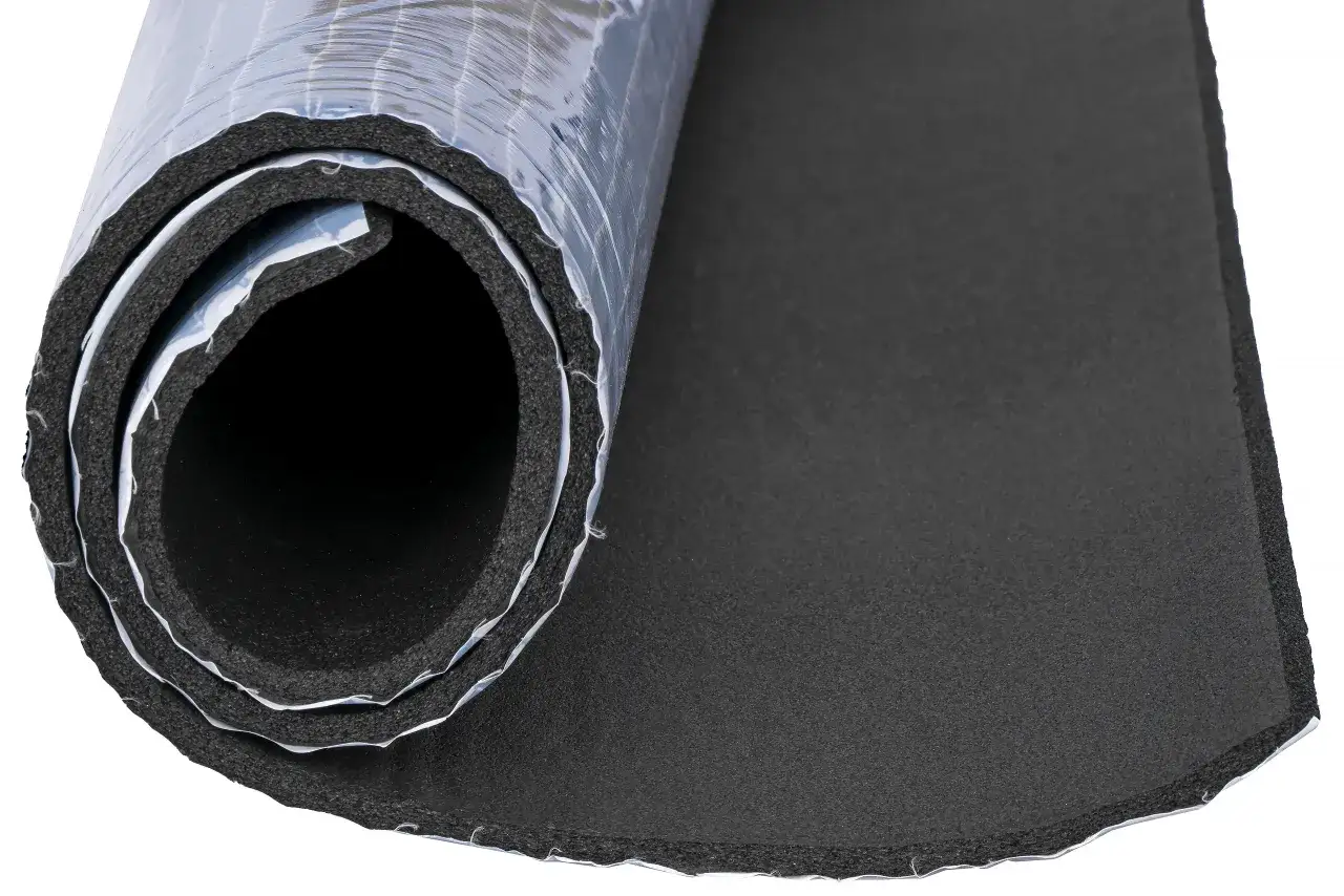 Rolka materiału izolacyjnego, idealna do tego, jak wyciszyć parapet przed deszczem. Czarny, piankowy materiał z warstwą folii aluminiowej.