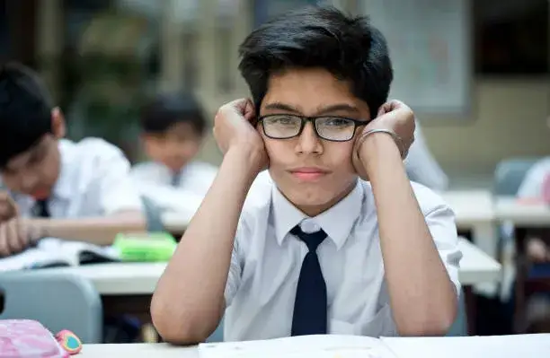 znudzony uczeń w klasie