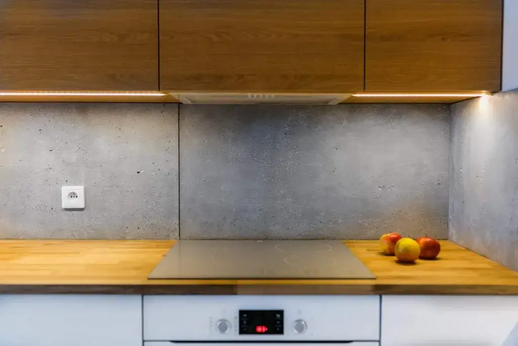 kuchnia z betonem architektonicznym na ścianie