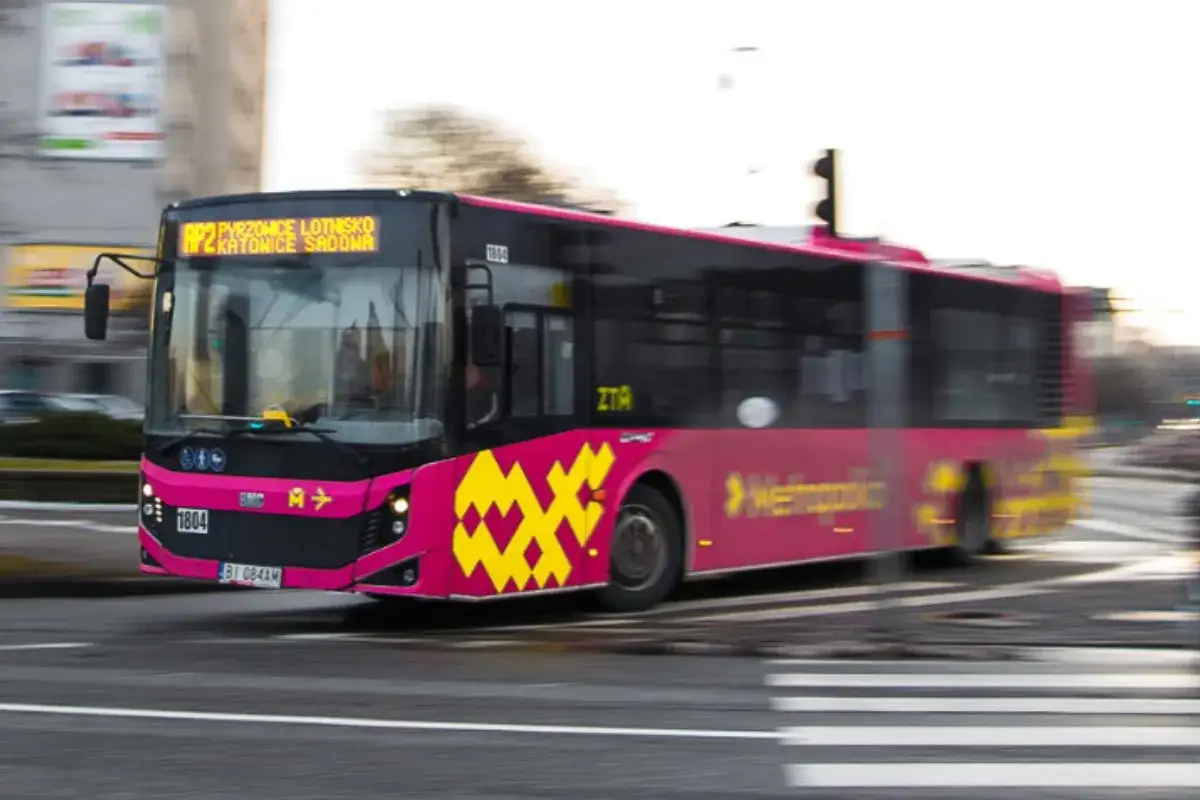 Autobus linii AP na lotnisku w Pyrzowicach