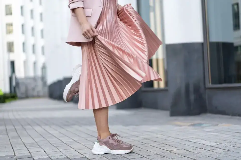stylizacje sneakersy na koturnie sukienka jeansy