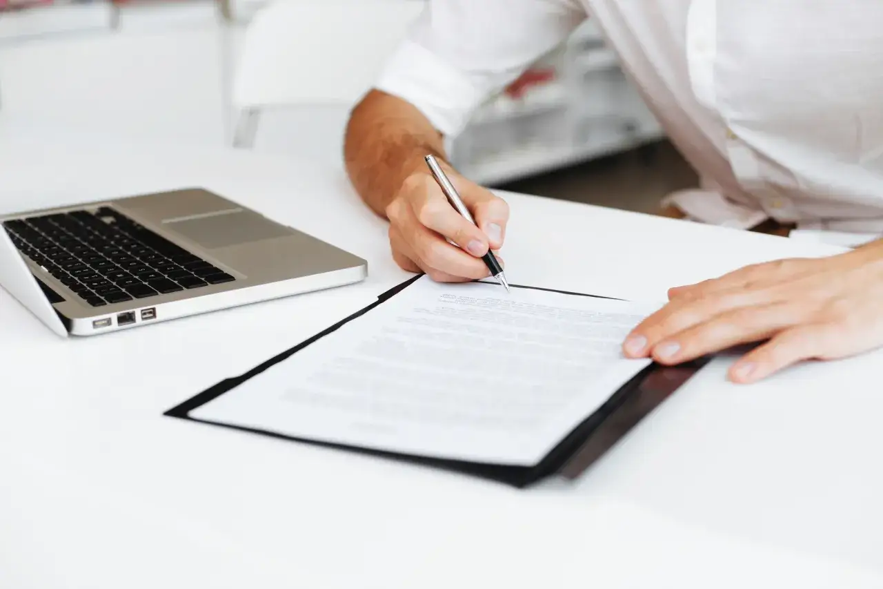 Zdjęcie Kto ponosi koszty notarialne przy zakupie działki? Zaskakujące fakty!