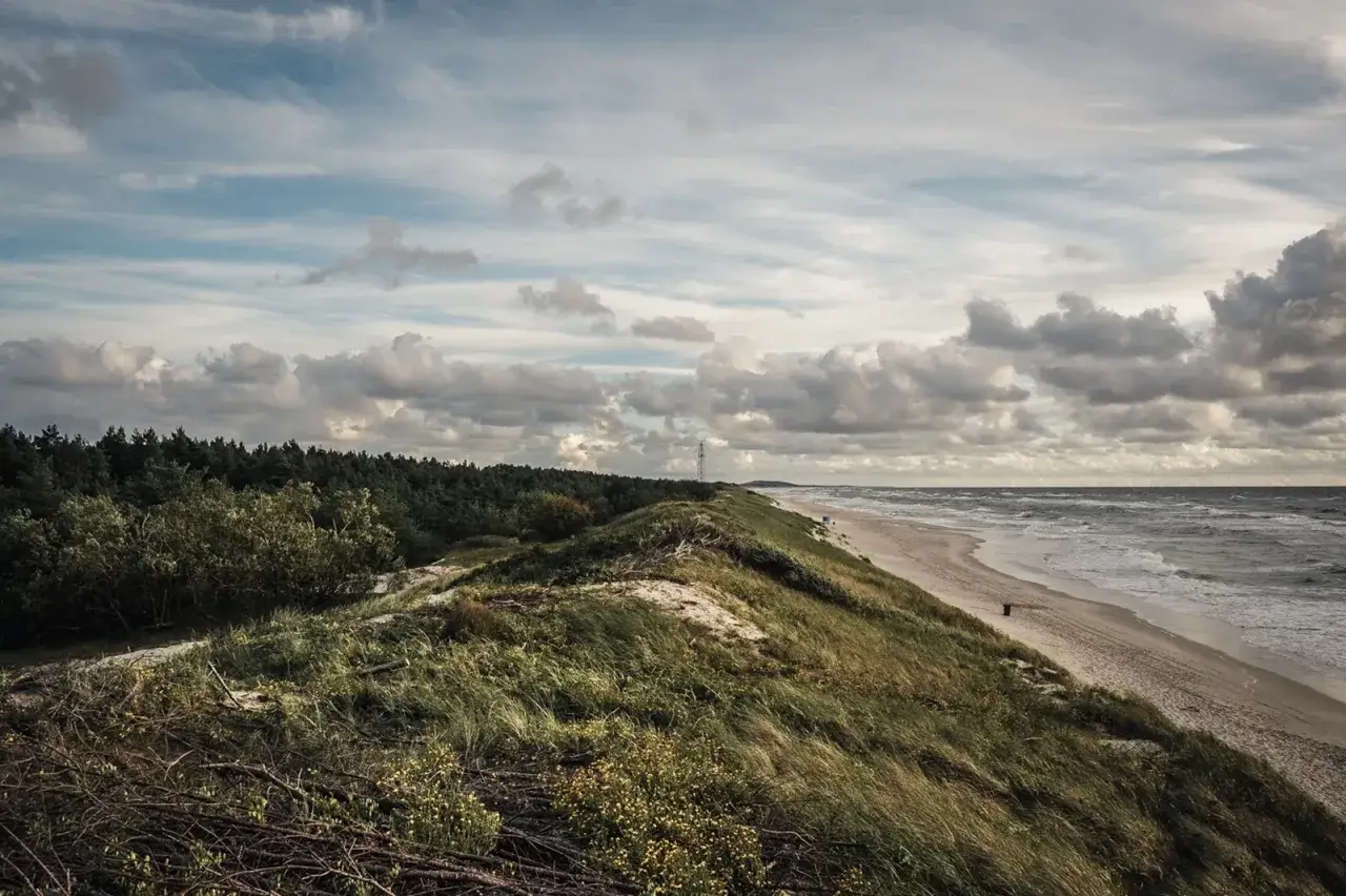 Krajobraz wydmowy z widokiem na Morze Bałtyckie. Tak, Litwa ma dostęp do morza bałtyckiego, a ten widok to potwierdza.