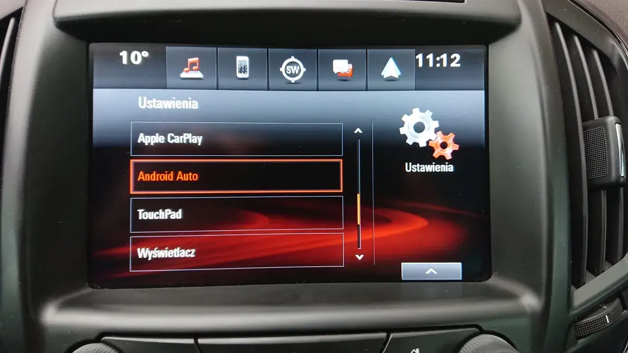 Ekran multimediów w Opel Astra K z podświetloną opcją Android Auto.