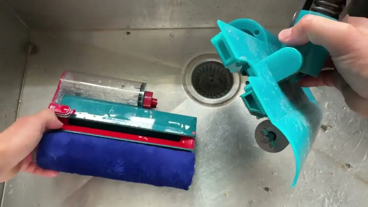 Dyson Submarine cleaning wet mess vs Hizero cleaning wet mess