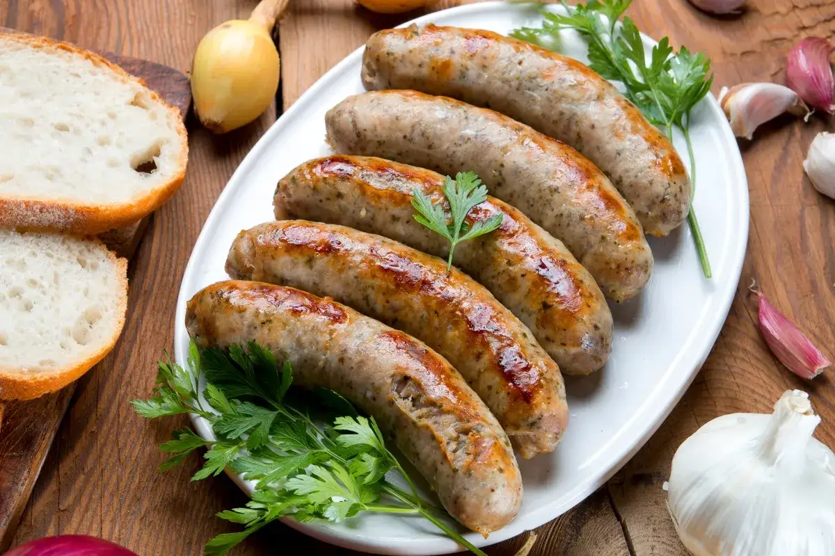 Biała kiełbasa z przyprawami w garnku
