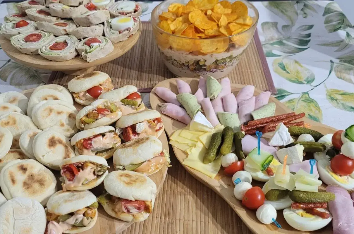Mini kanapeczki, roladki, ser, wędliny i chipsy &ndash; idealne propozycje, co ugotować na imprezę.
