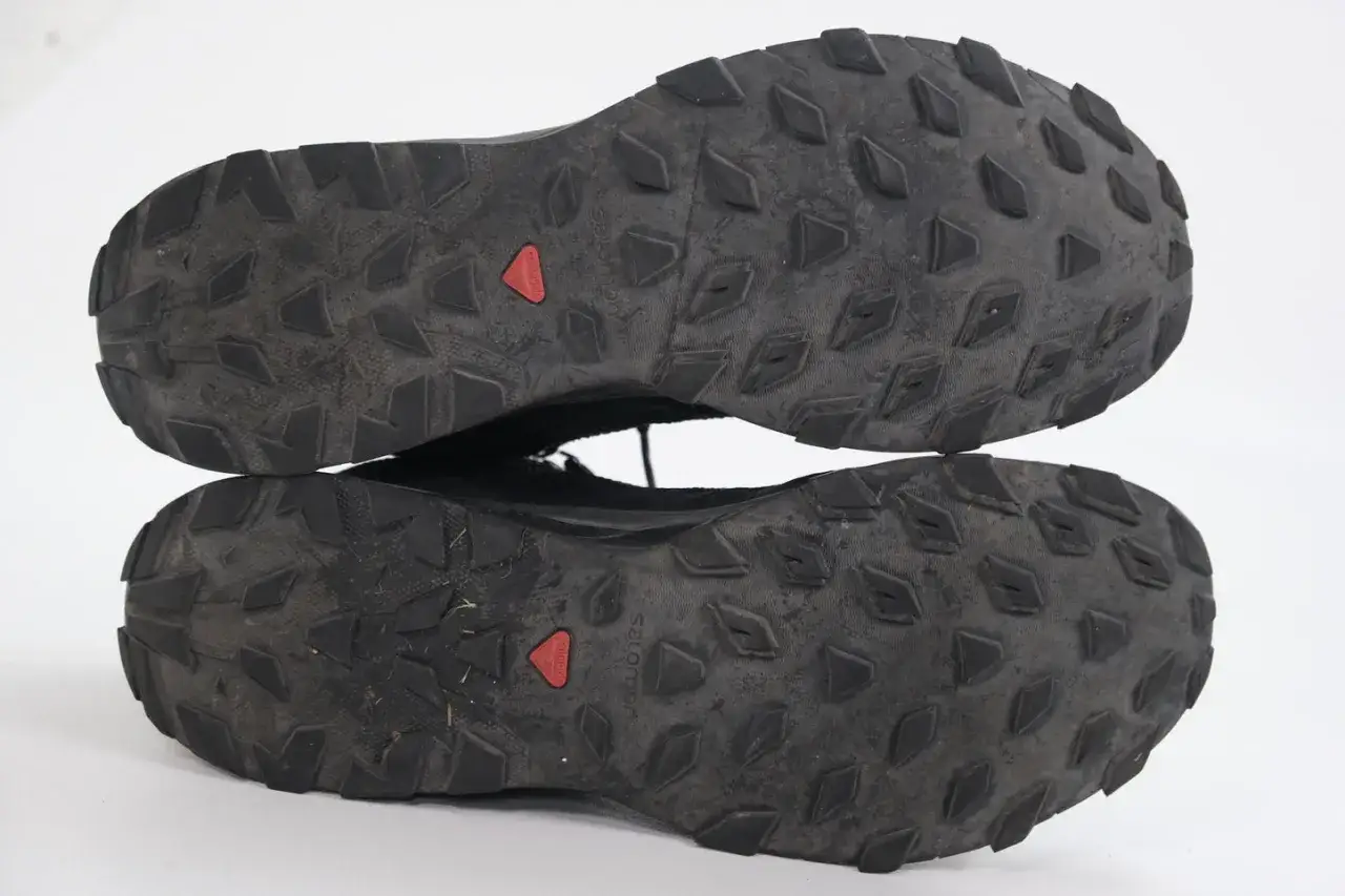 Podeszwy but&oacute;w Salomon z technologią Contagrip, gotowe na każde wyzwanie terenowe.