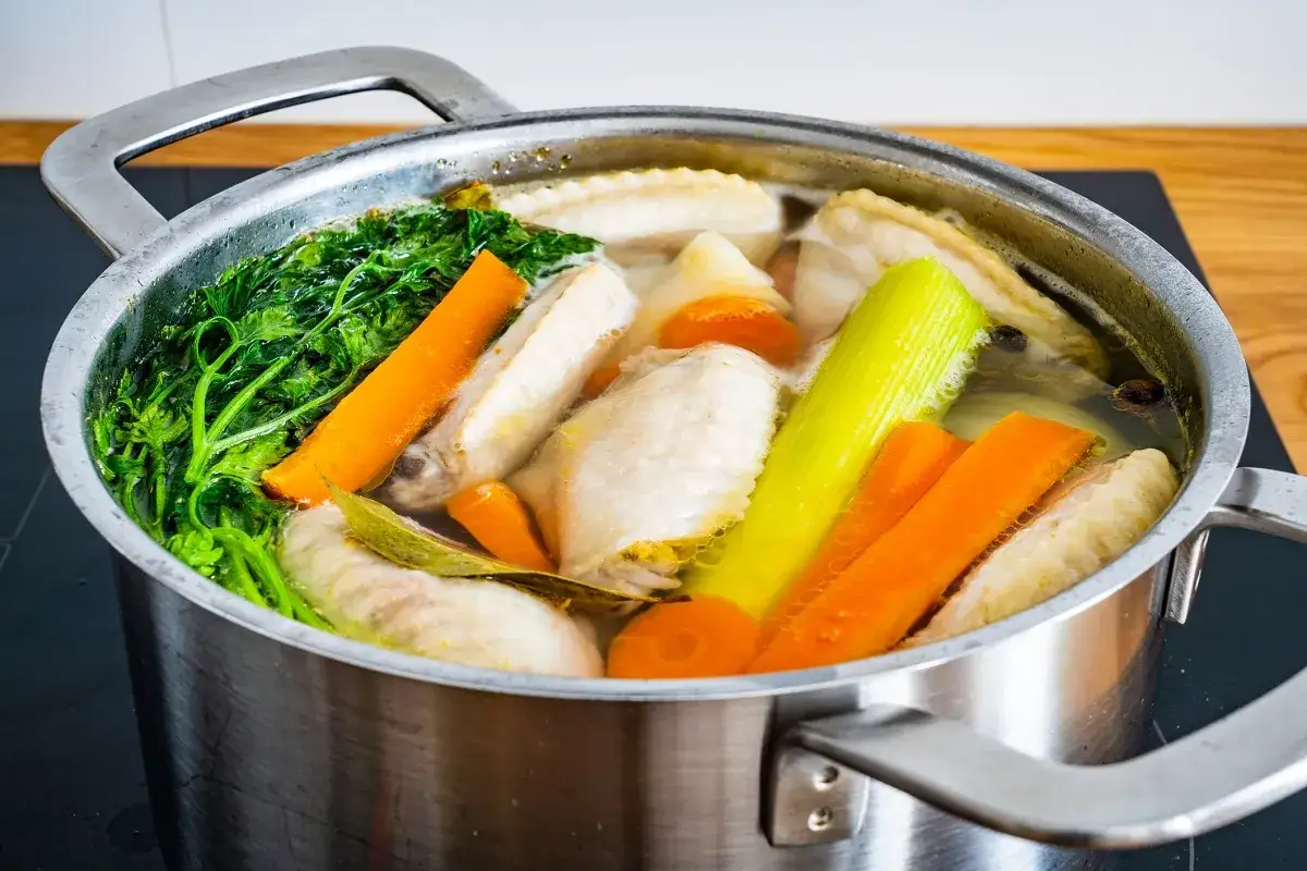 ros&oacute;ł w garnku parujący