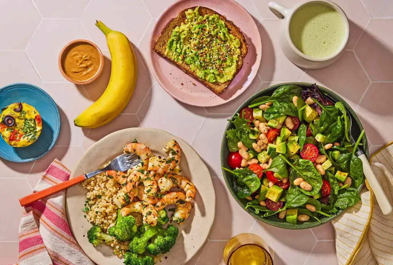 Zdrowe posiłki: krewetki z ryżem i brokułami, sałatka z awokado, tost z awokado, omlet, banan, masło orzechowe. To może pom&oacute;c jak schudnąć z brzucha domowe sposoby.