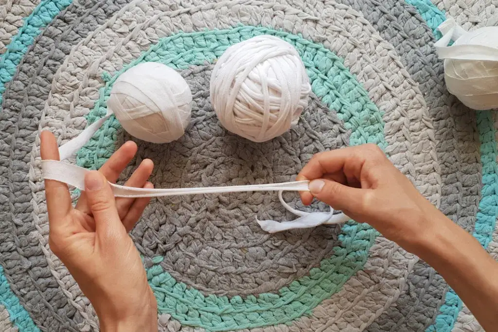 r&oacute;żne techniki robienia dywanik&oacute;w z koszulek