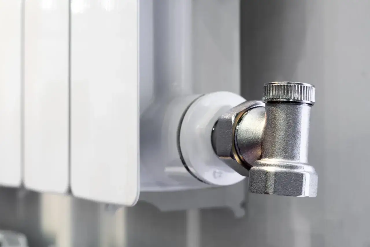 Zawór grzejnika łazienkowego, kluczowy element do regulacji temperatury. Dowiedz się, jak zakręcić grzejnik łazienkowy, by cieszyć się komfortem.