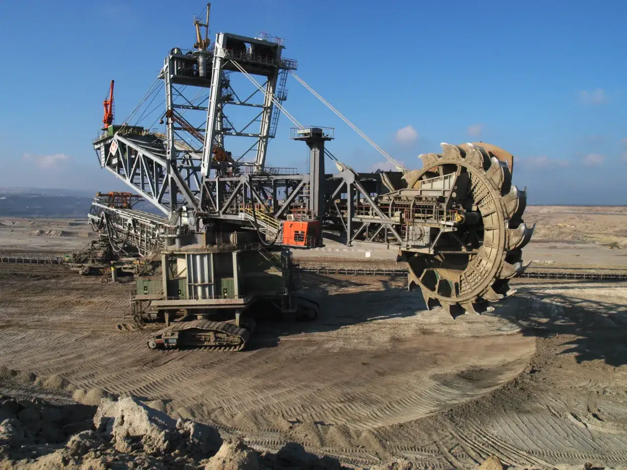 Ogromna koparka z kołem czerpakowym w kopalni odkrywkowej. Zastanawiasz się, ile węgla spala elektrownia Bełchatów?