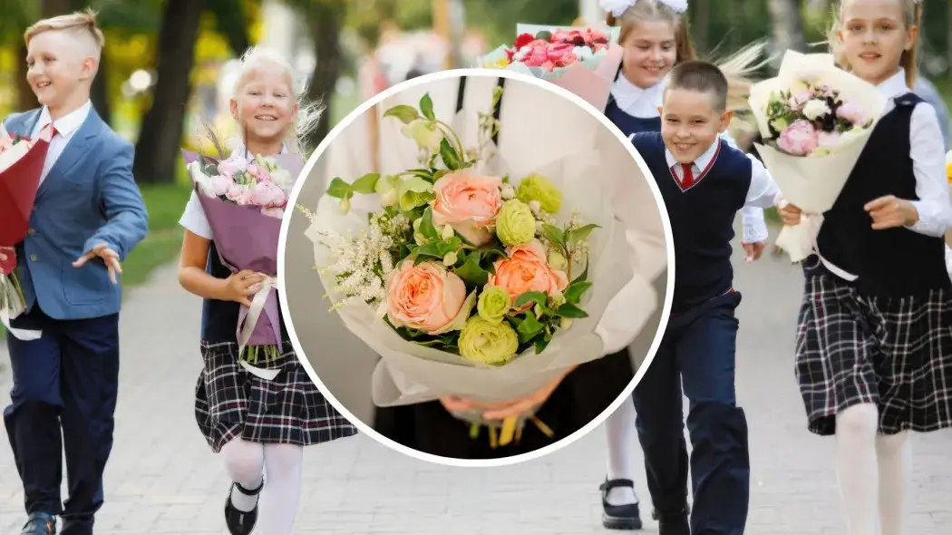 uczeń wręczający kwiaty i laurkę nauczycielowi na koniec roku szkolnego