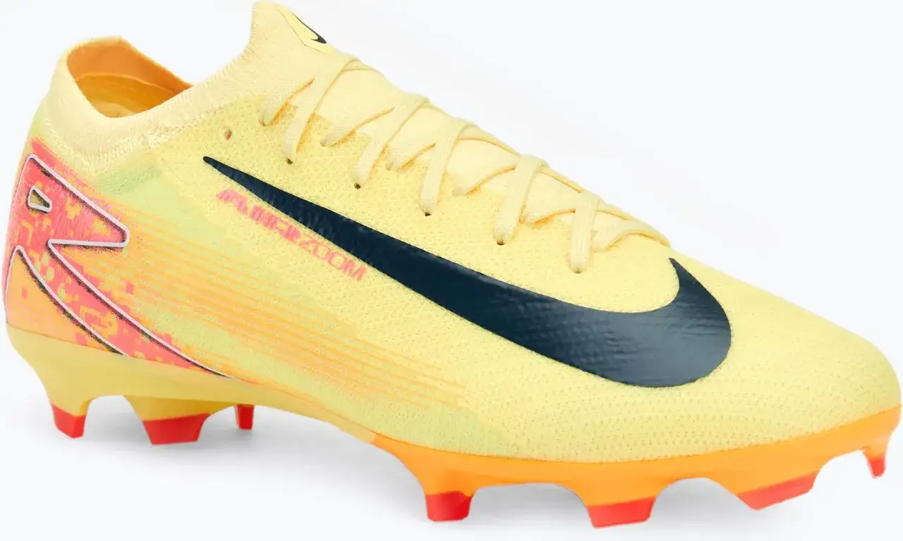 Ż&oacute;łte korki piłkarskie Nike z grafiką i czarnym Swooshem. W takich korkach gra Mbappe, zapewniając szybkość i precyzję.