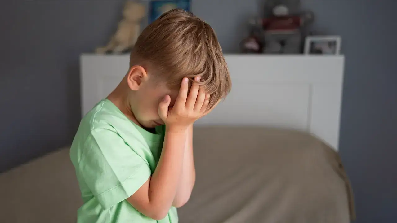 Dziecko zastanawiające się, przyczyny lęku u dzieci