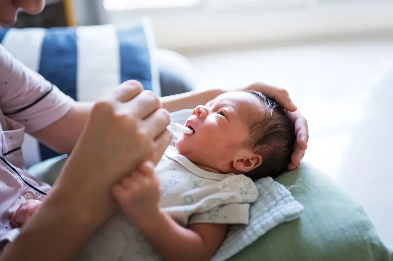 Delikatne czyszczenie dziąseł noworodka, przygotowanie na pierwsze zęby.
