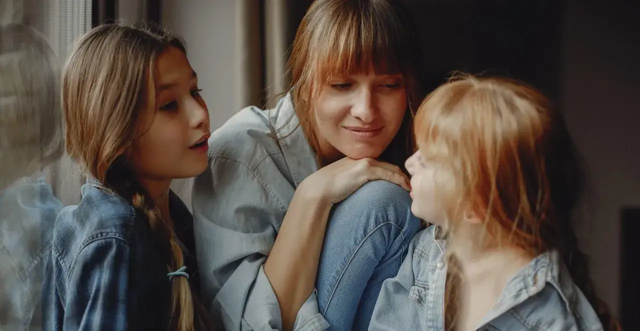 Rodzice wspierający nastolatka w trudnej sytuacji