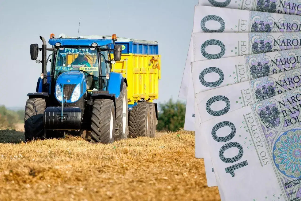 Nowy, niebieski ciągnik rolniczy z żółtą przyczepą na polu. Obok stos banknotów 100 zł. Ile kosztuje ciągnik rolniczy?