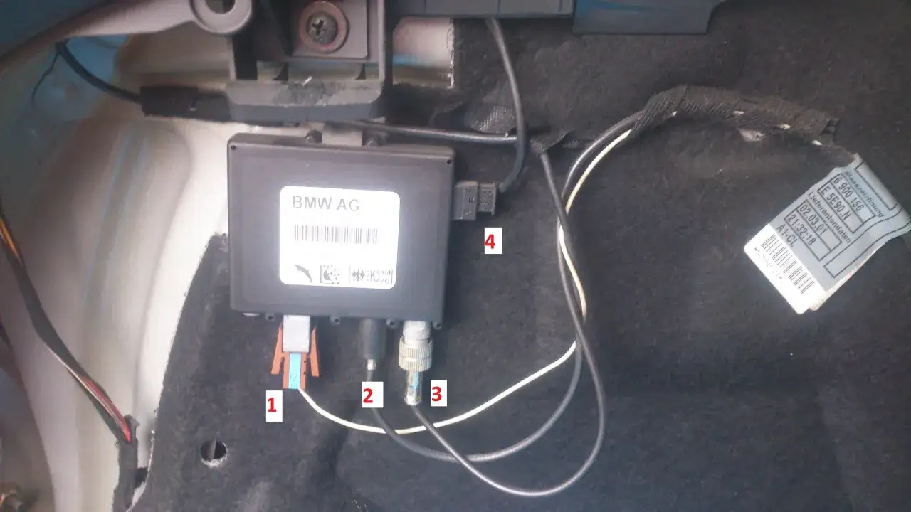 Moduł BMW AG z odłączonymi kablami (1, 2, 3) i wtyczką (4). Może to być powód, dlaczego radio nie odbiera stacji.