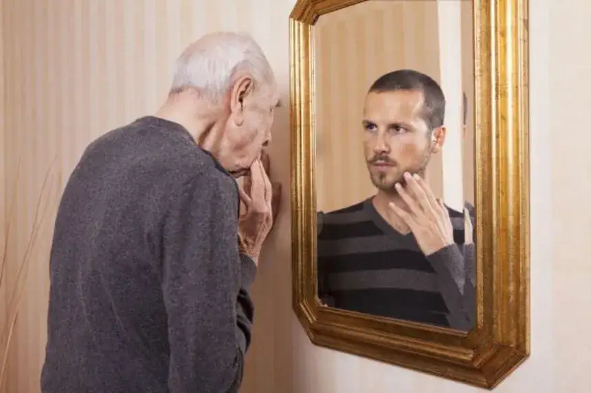 osoba patrząca w lustro psychologia