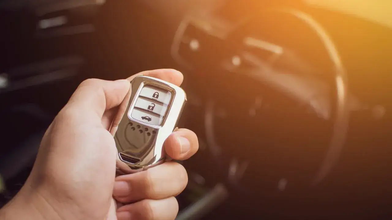 Dłoń trzyma kluczyk samochodowy. Gdy pojawią się objawy słabej baterii w kluczyku, auto może nie reagować na sygnał.