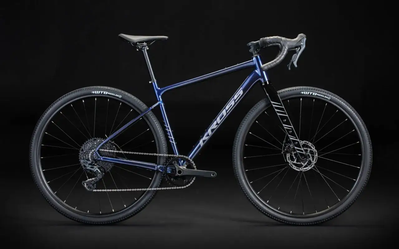 Granatowy rower gravel Kross Esker 2.0 Gen 2 z szerokimi oponami WTB Riddler, gotowy na każdą trasę.