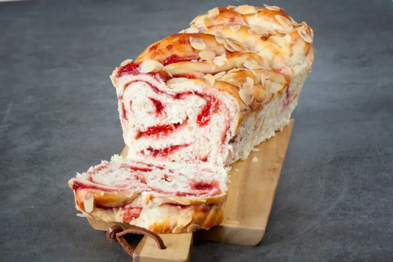 Pyszne ciasto drożdżowe rwane z dżemem i płatkami migdałów. Idealne na śniadanie lub deser.