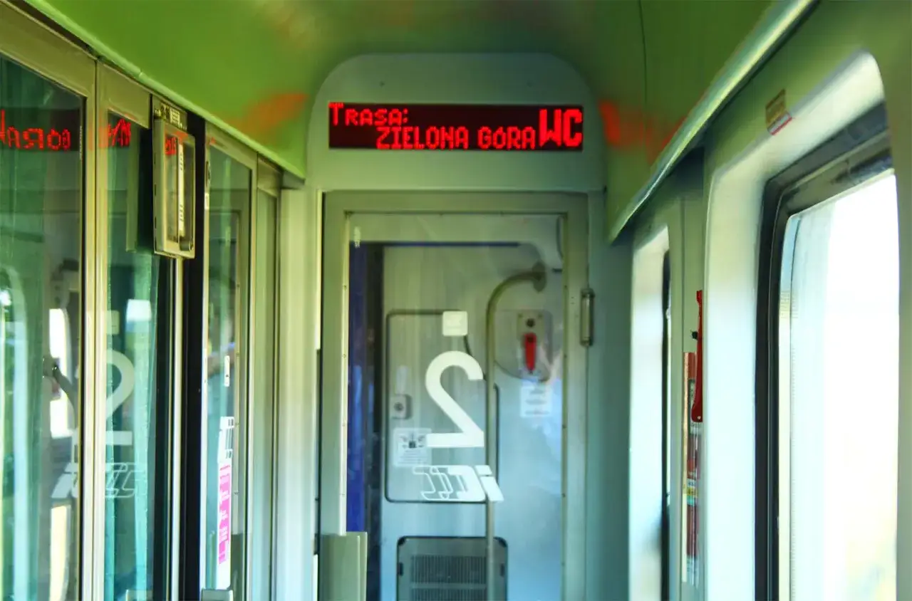 Wnętrze pociągu PKP. Na wyświetlaczu 