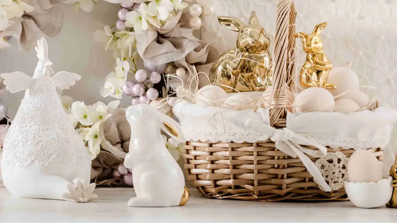 Złote zające i biała kurka inspirują, jak udekorować koszyczek wielkanocny. Wypełniony jajkami i ozdobiony koronką, czeka na święta.