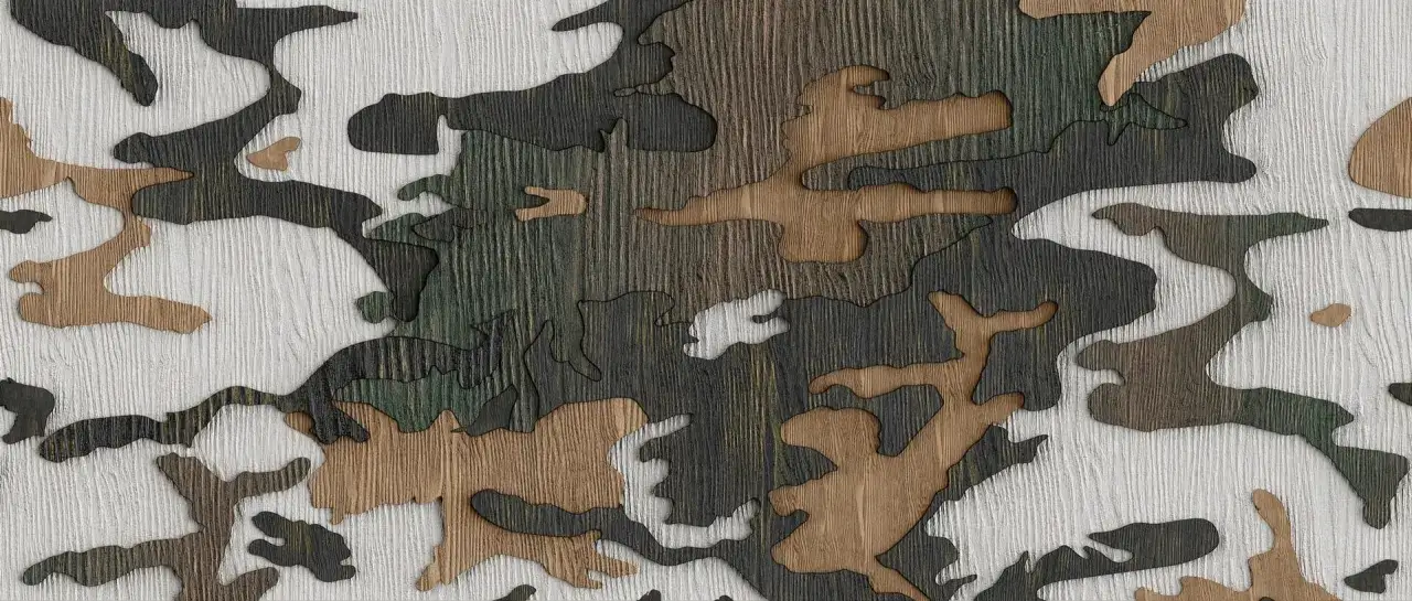 Tekstura tapety moro z drewnianymi elementami w odcieniach zieleni, brązu i czerni.