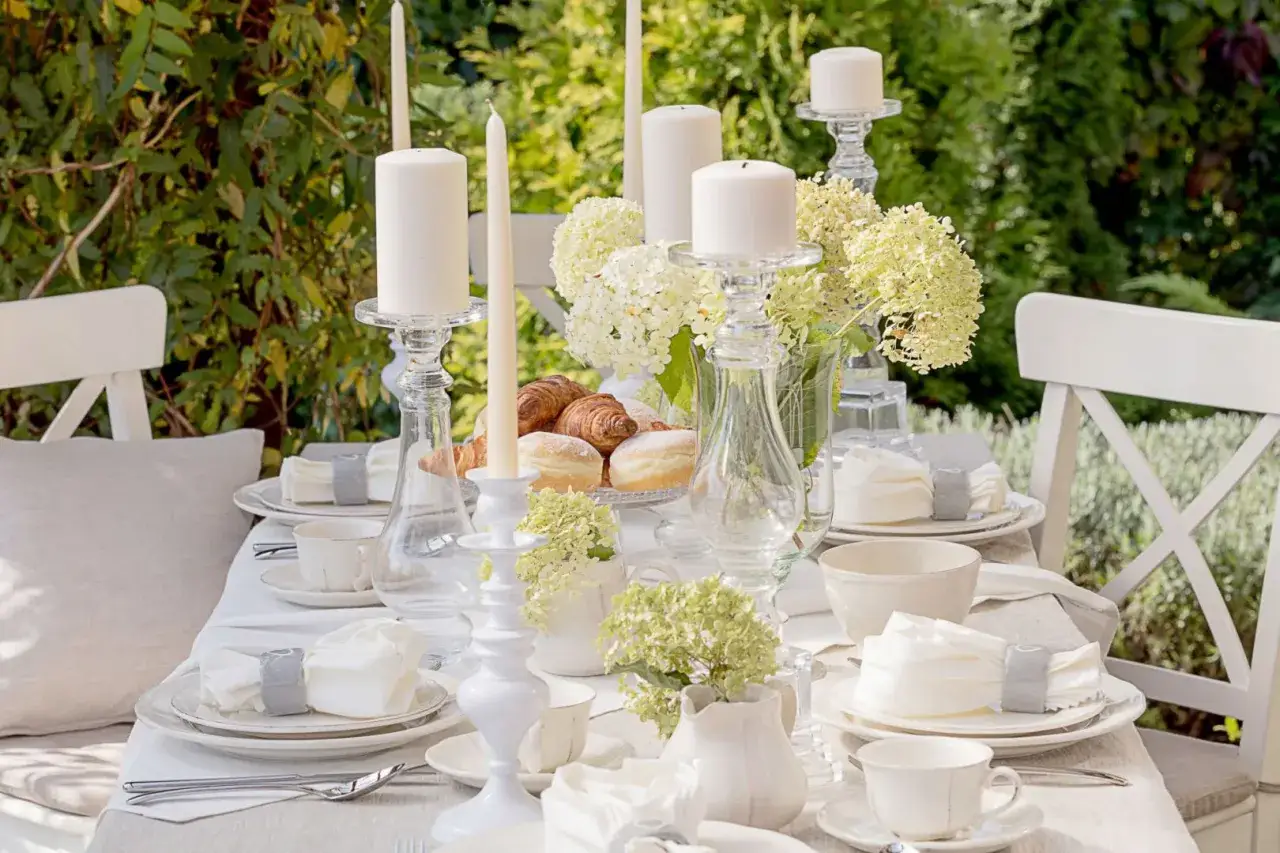 Rocznica Pierwszej Komunii Świętej rodzina przy stole