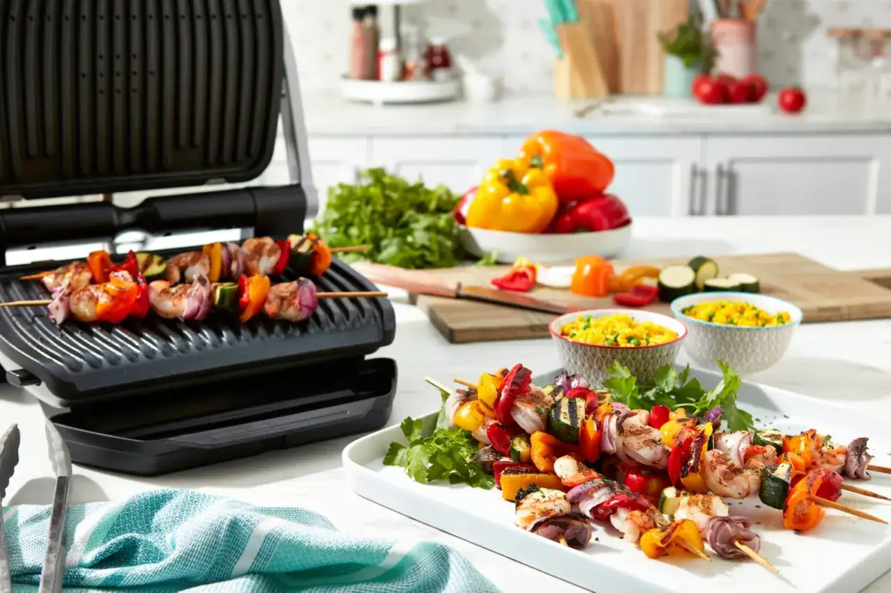 Szukasz sposobu, jak grillować na grillu elektrycznym? Oto szaszłyki z krewetkami i warzywami, idealne na letnie przyjęcie.
