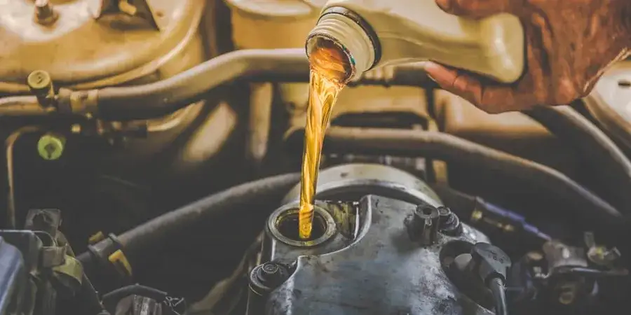 Zdjęcie Ile trwa wymiana oleju w serwisie? Sprawdź, zanim umówisz wizytę