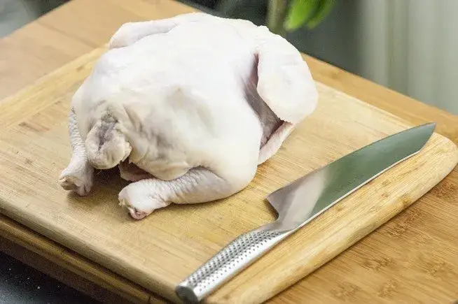 Zdjęcie Jak rozebrać kurczaka krok po kroku? Profesjonalne triki rzeźnika w domu