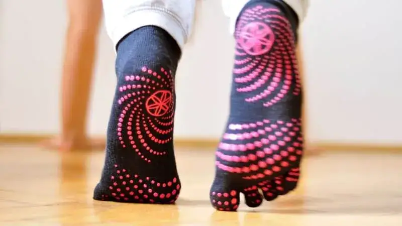 Zdjęcie Zr&oacute;b to sam: Antypoślizgowe skarpetki krok po kroku (DIY)
